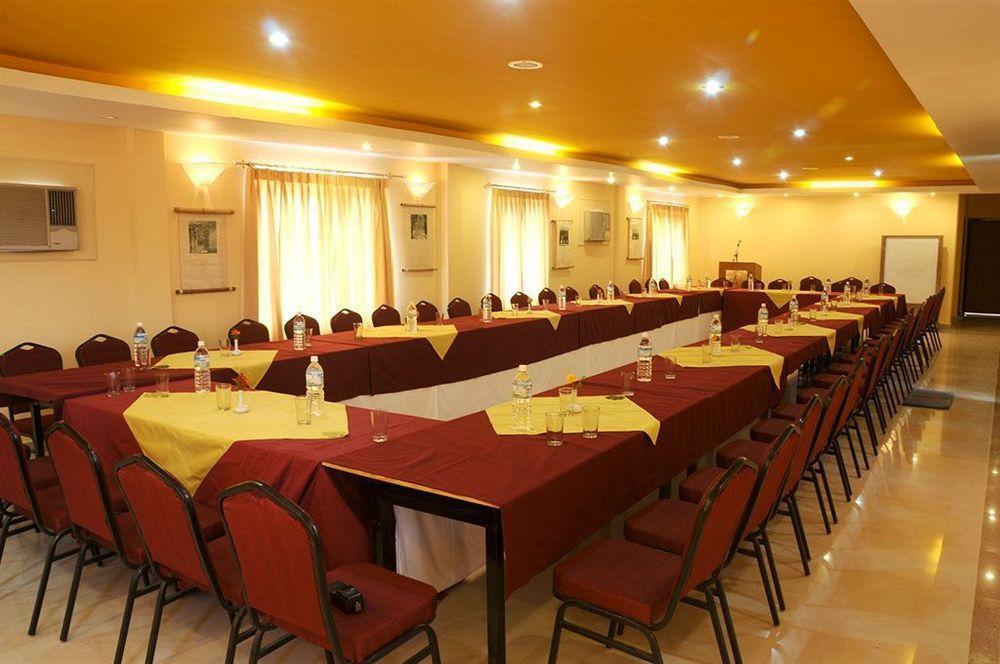 Royal Astoria Hotel Катманду Экстерьер фото
