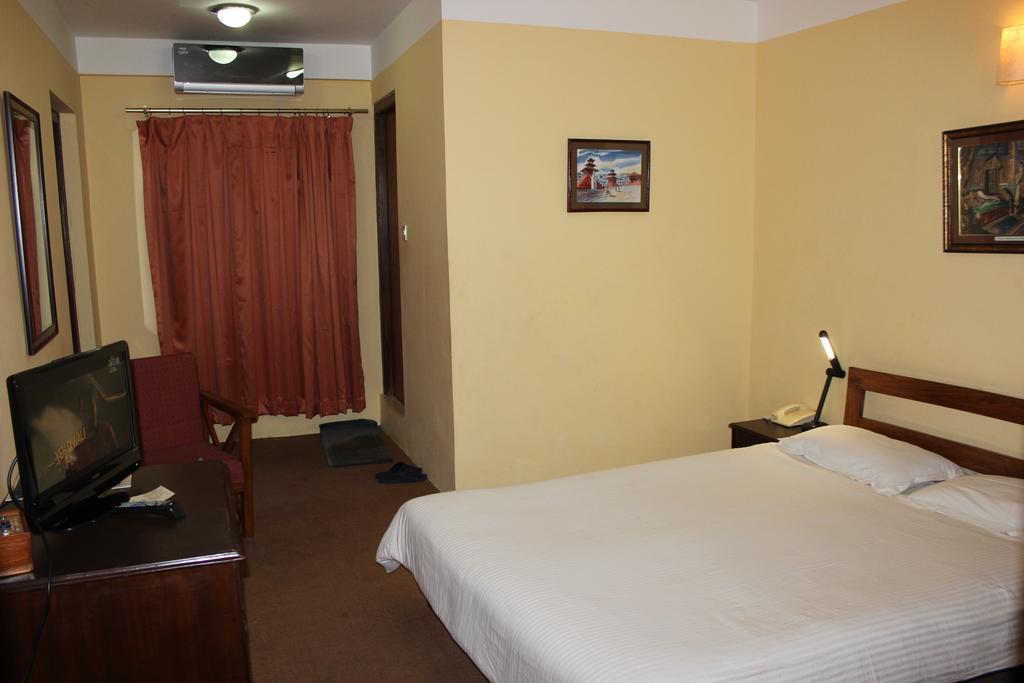 Royal Astoria Hotel Катманду Экстерьер фото