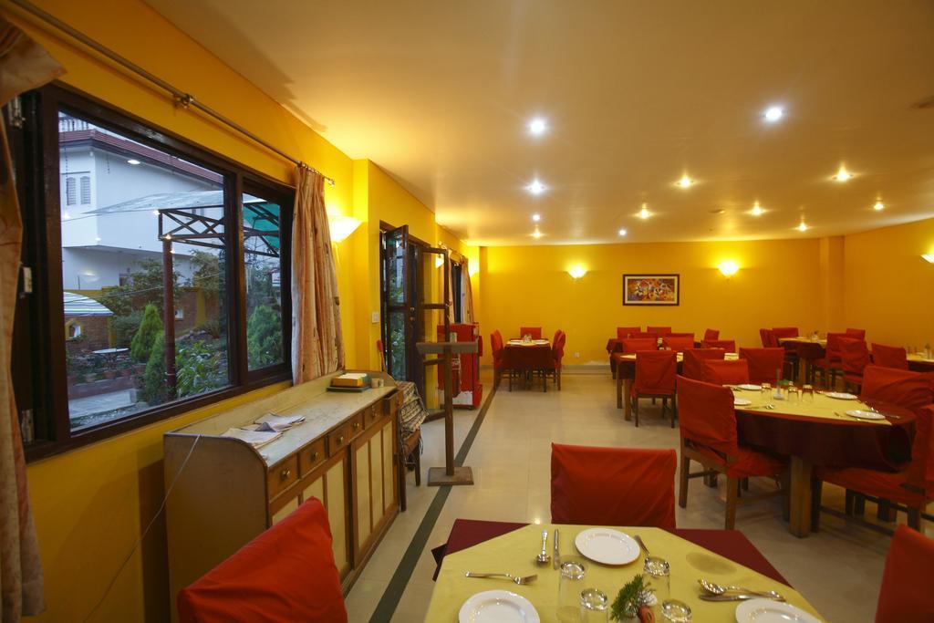 Royal Astoria Hotel Катманду Экстерьер фото