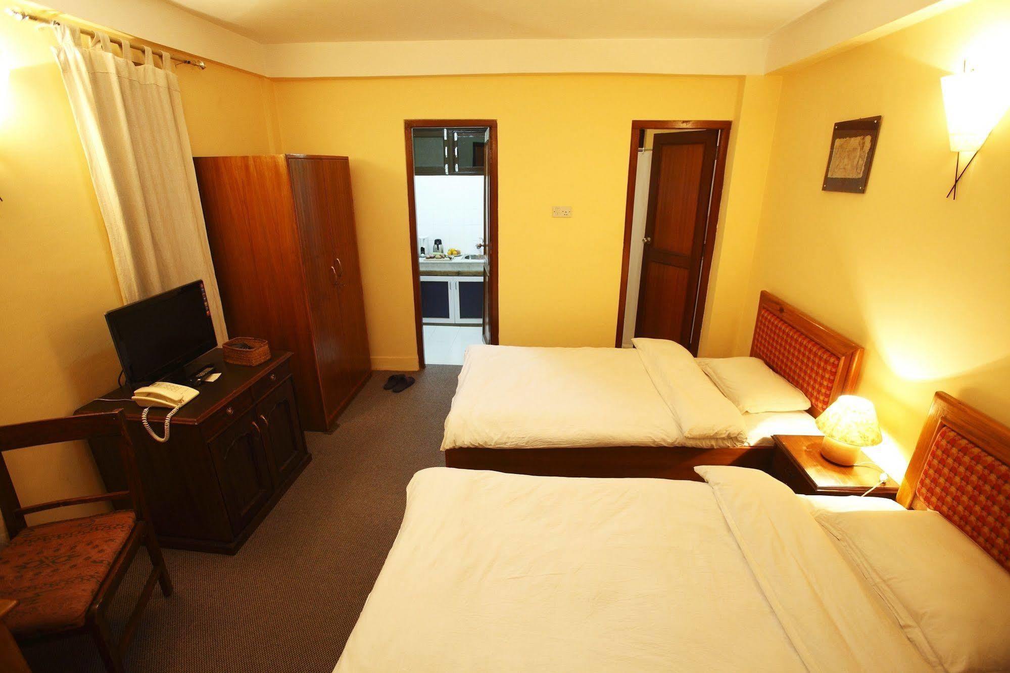 Royal Astoria Hotel Катманду Экстерьер фото